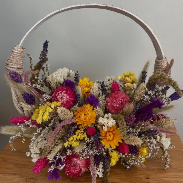 Making this beautiful double-sided flower arrangement at Congham Hall Hotel next week on Friday 11th July. We have 3 places left, there will be a lovely afternoon tea in library after the workshop. No experience needed, informal class with lots of chatting & cake. Link in bio. #cake #craft #workshop #kingslynn #norfolk #afternoontea #Conghamhall